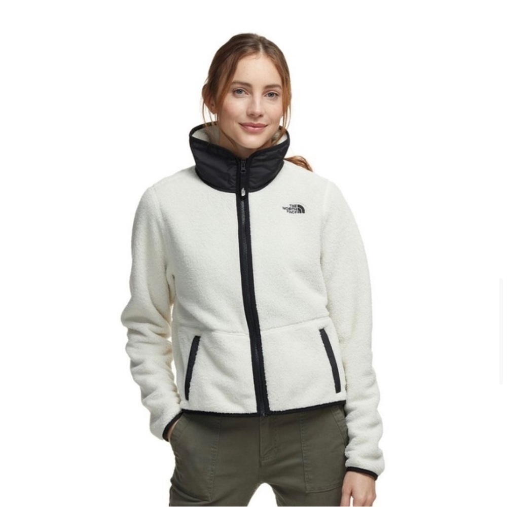 NWT The North Face Dunraven Sherpa Crop in size medium.